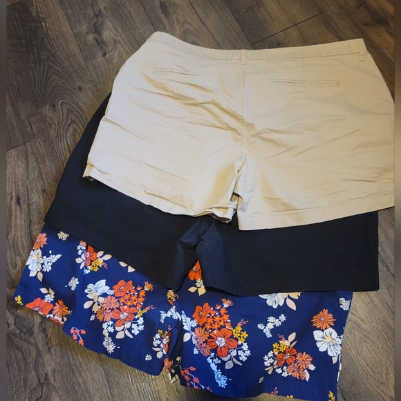 Women's shorts, Old Navy, Size 20 - Picture 3 of 3